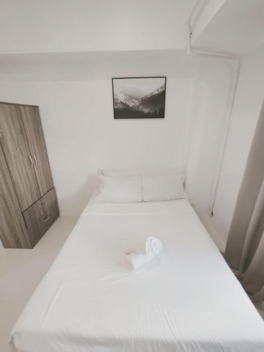 Cozy Room with Balcony in Iloilo City Condo