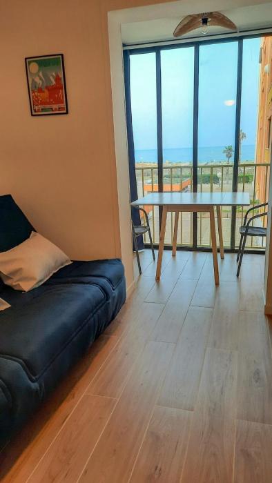 Appart avec loggia en front de mer et superbe vue