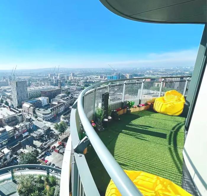 Luxury 1-Bedroom Apt with Stunning London Views