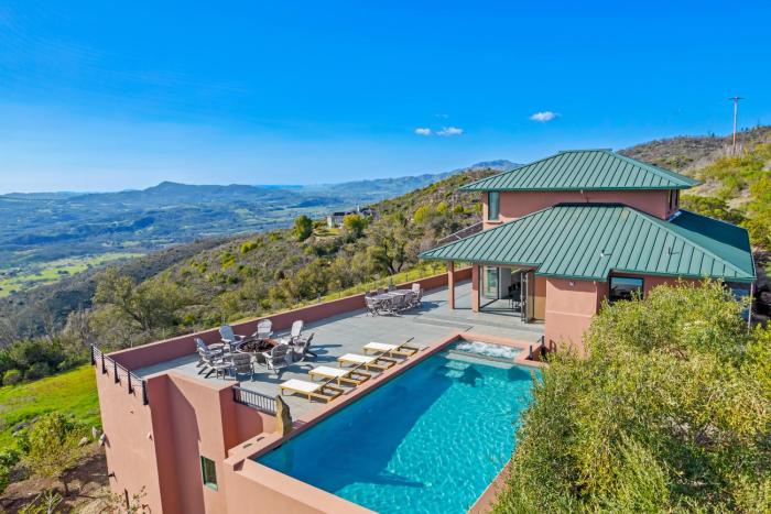 Luxury Retreat Overlooking Sonoma Valley