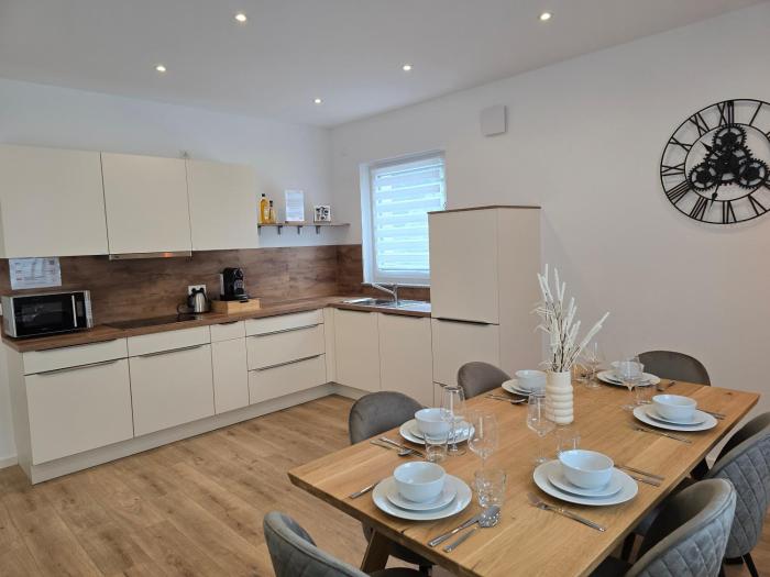 Großes Apartment mit Küche, Dusche, Badewanne, Balkon, Parkplatz vor dem Haus, schnelles Internet, ADA5