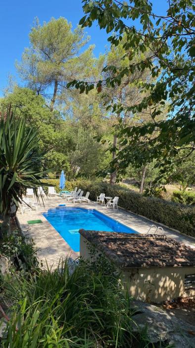 large swimming pool, 9 berths