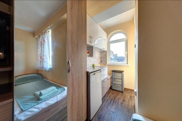 Funny-Gunny Room to The Sea Garden