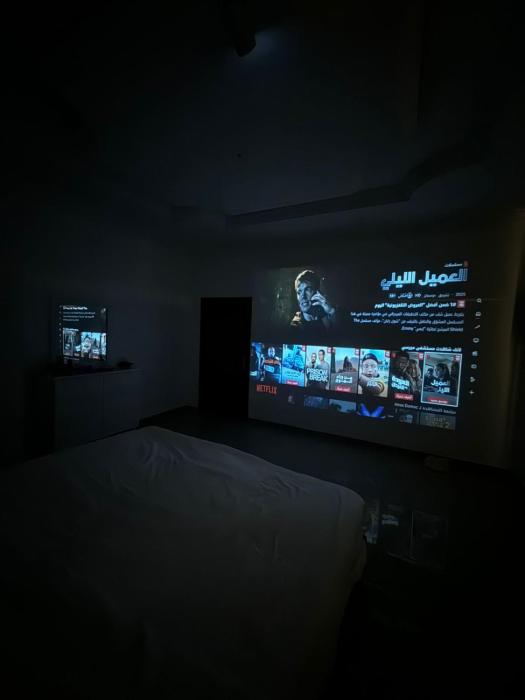 شقق فاخرة بحي الروضة مع سينما بغرفة النوم