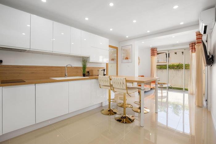 Ô Soleil Bright Apartment with Terrace and Private Parking