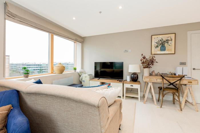 Elegant 2BR flat, 6 min Chiswick Park tube