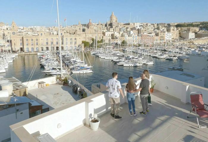 Seaside Independent Townhouse with Lift & Free Parking