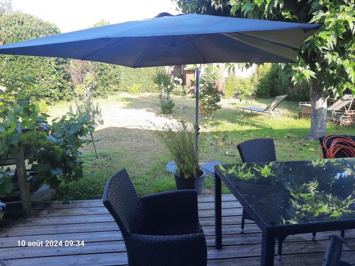 VILLA DE PLAIN PIED ET STUDIO CLIMATISES, AU CALME, 6 PERSONNES MAXIMUM A 7mn DU GOLF ET DE LA PLAGE