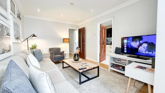 Lovely 4-Bedroom Kilburn Flat with Garden and Parking near Hampstead Heath, Abbey Road by NourNest Apartments