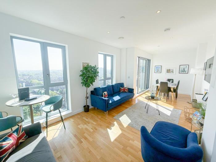 Lux 3-Bedroom Penthouse in Battersea with 3 Private Balconies near Clapham , Nine Elms by NourNest Apartments
