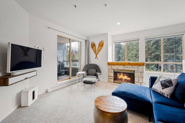 1BR plus King Murphy Bed in Tyndall Stone Lodge, Village Location, Pool and Hot Tub, Fireplace