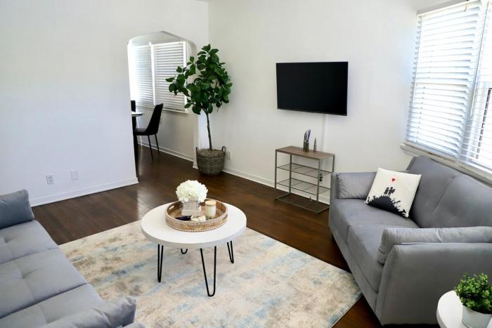 Charming studio city Bungalow