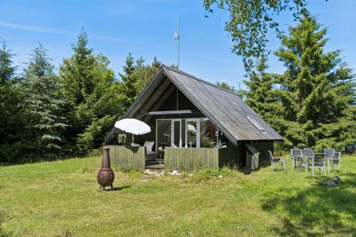 Scenic Cottage Within Walking Distance To Beach