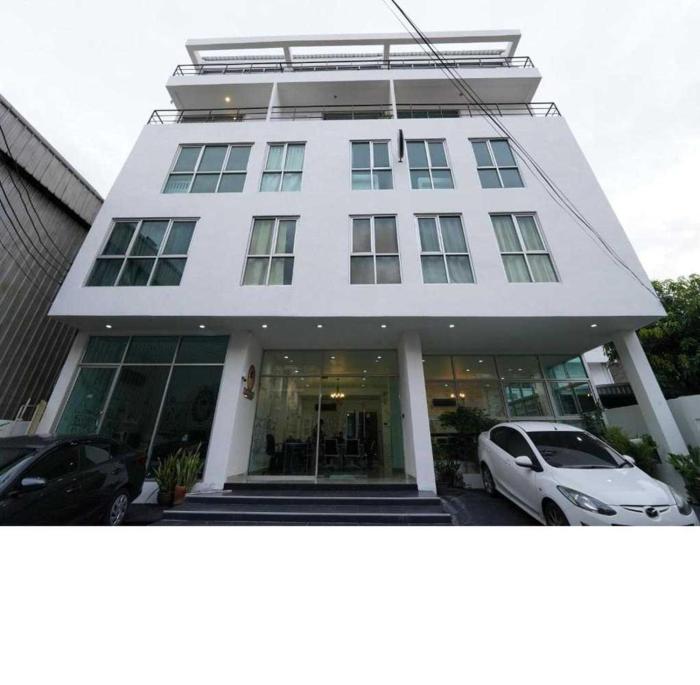 RQ Bangkok Sukhumvit 50 by Collection O