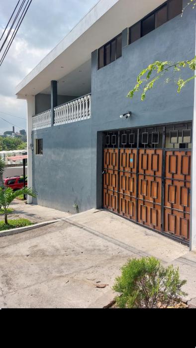 House in Urbanization La Cima IV San Salvador
