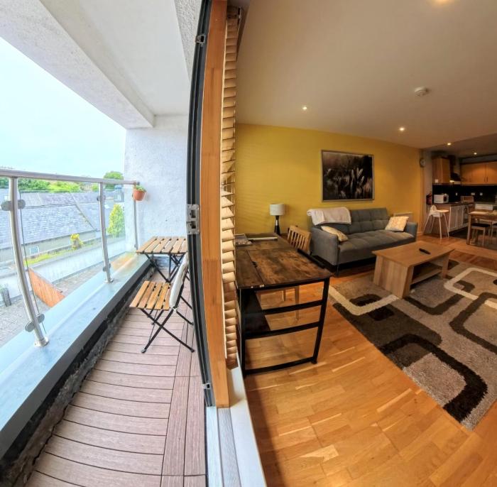 12 Courthouse Square