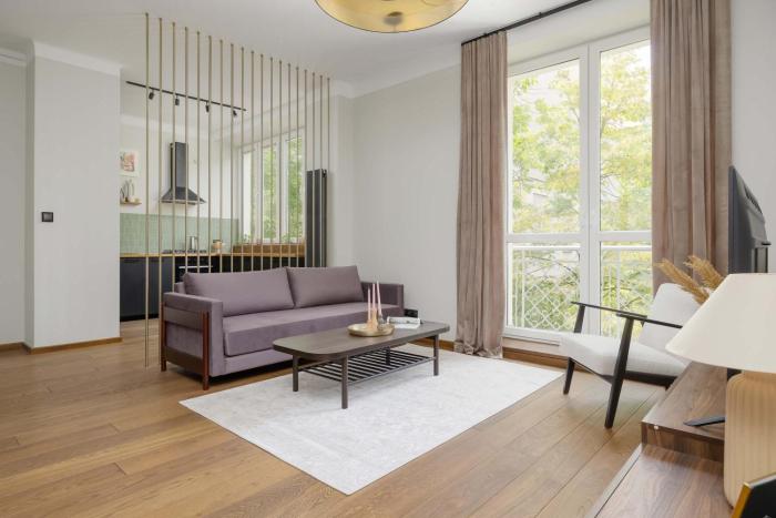 Air Conditioned Apartment in Warsaw Center with Desk and Bathtub by Noclegi Renters