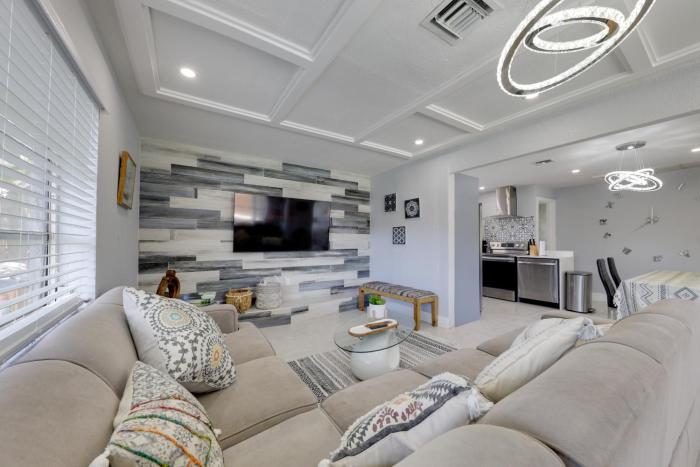 3 Mi to Beach Home with Outdoor Space in Hollywood