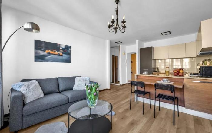 Quiet Epicenter of Warsaw by Solarento