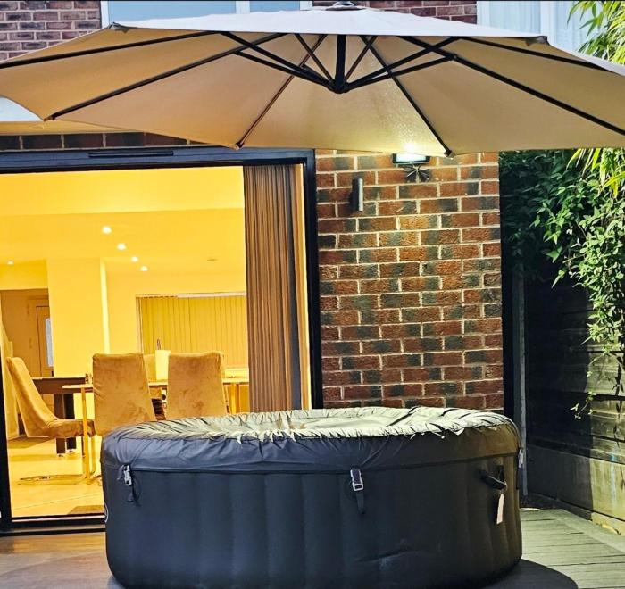 Manchester 2BR Luxe Lounge, Hot Tub, Pool Table