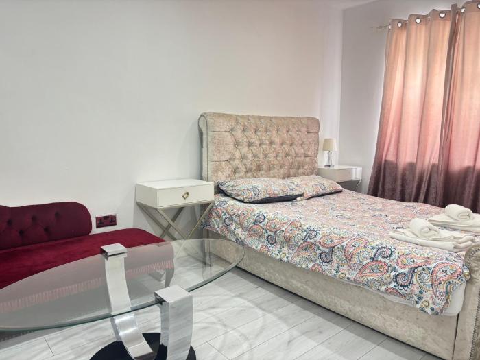 Nicely furnished 2 Bedroom Property Independent with Parking
