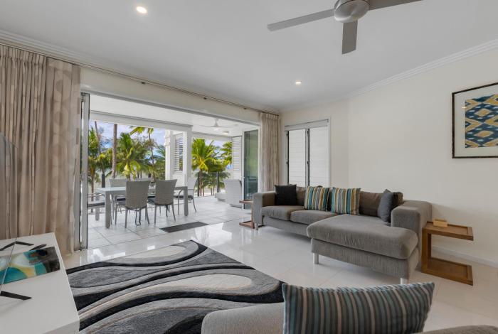 Gris at Island Views—Pool Paradise on the Beach