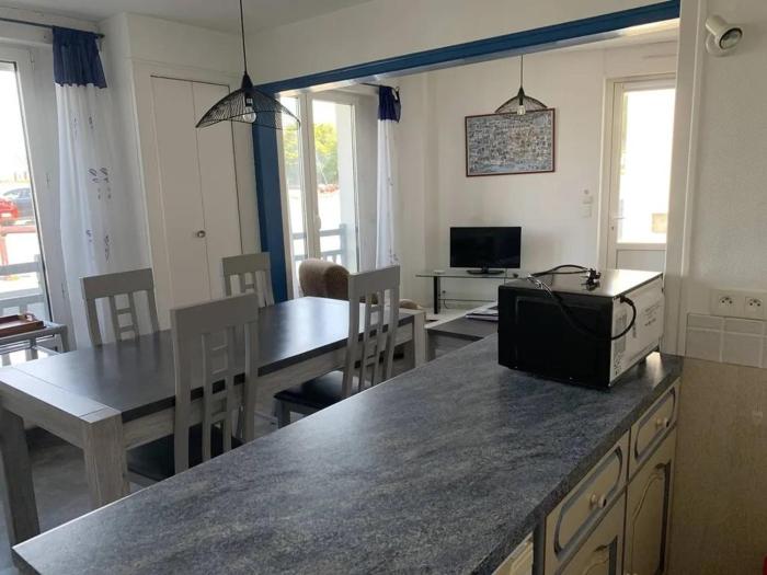 Le Croisic: 2 Pièces RDC Face Port, Centre-Ville, Animaux Ok - FR-1-843-5