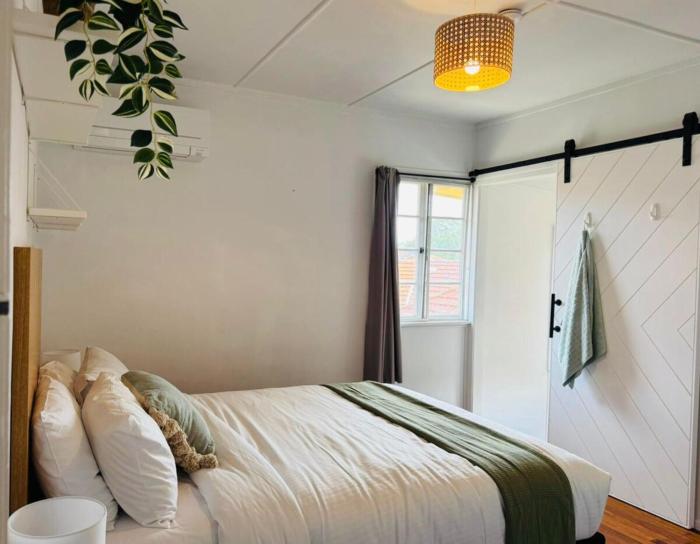 Cozy 4BR Cottage Close to Schools & Shops&Lookout