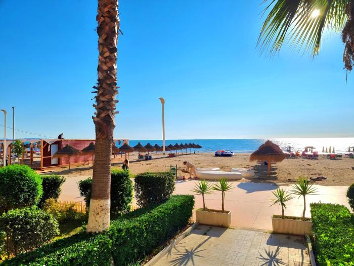 Bright Beachside 1-Bedroom Apartment