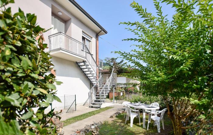 Beautiful Apartment In Piano Di Mommio