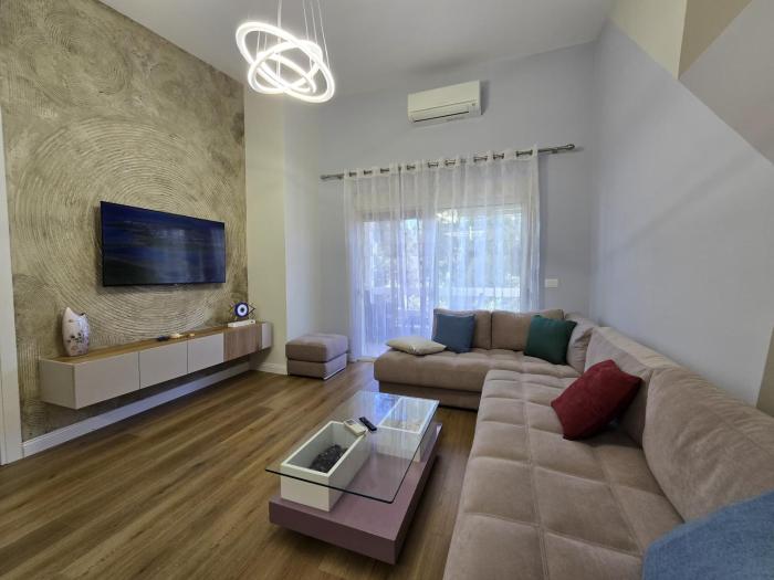 ApHEARTments in the Bay of Lalzi, Lura 1