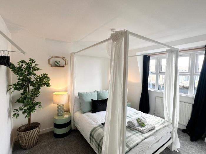 Central Flat with City Views - Newly Refurbished - Parking Included - Superfast Wifi