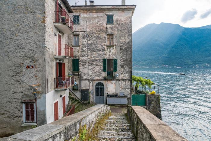 GuestHost - Lovely studio with balcony a few mt from the lake