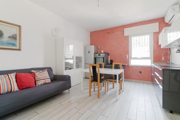 GuestHost - Spacious Apartment in Milano Trenno