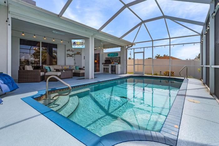 Canal Views, Gulf Access, Heated Saltwater Pool, Bikes - Coastal Serenity - Roelens