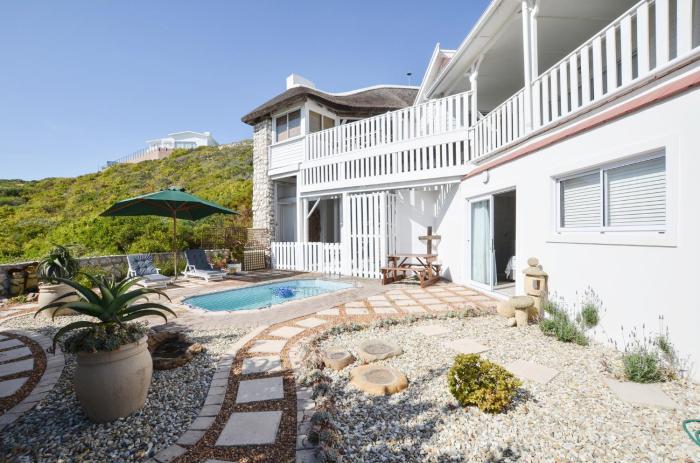 Hemelstoep Pool View