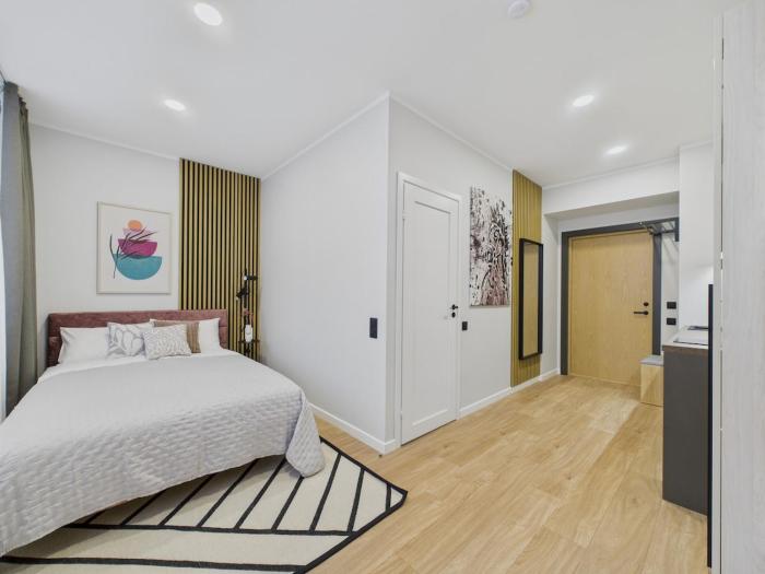 Ground-Level Old Town Studio