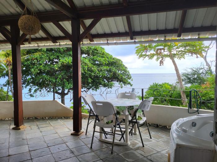 La maison bleue pieds dans leau