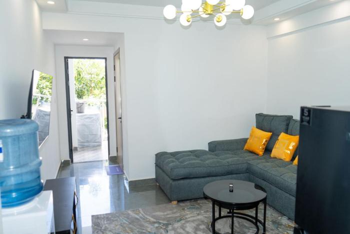 1br, modern , riverside drive Winchester gardens