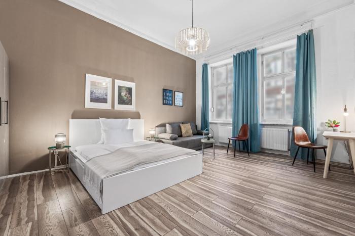 Holiday 33 Apartment K next to Alexanderplatz, 4 rooms with bathroom & guest toilet