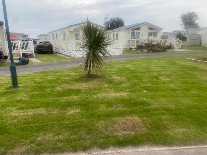 Seaside 2-Bed Caravan Retreat - Sleeps 6 & Parking