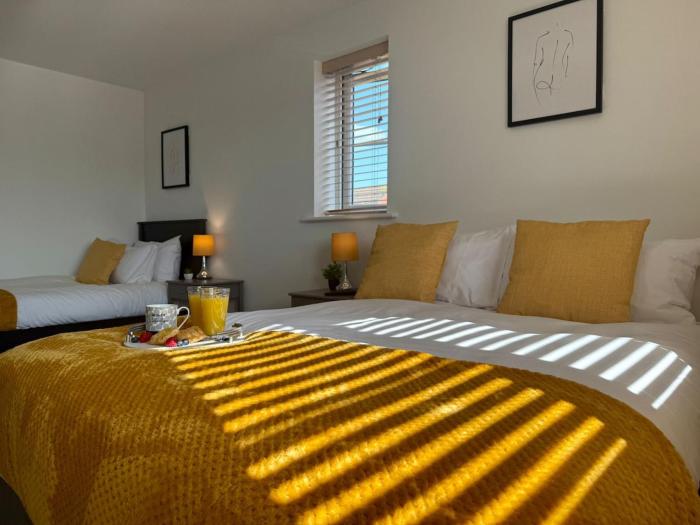 5-Bedroom Birstall Home, Sleeps 13, WiFi, Free Parking, Patio & Garden with Meadow Views