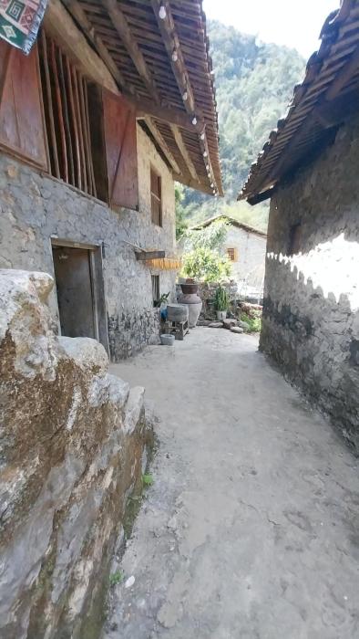 Triệu hoan homestay nhà sàn cổ tại làng đá cổ Khuổi ky