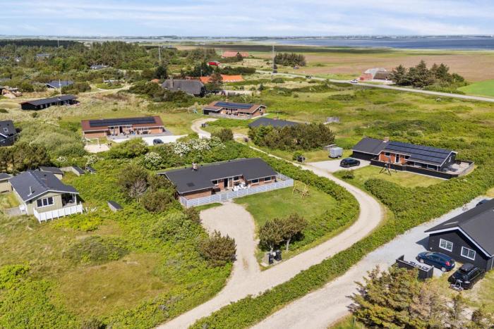 Energy-Efficient Pool House Located Between The Sea And The Fjord