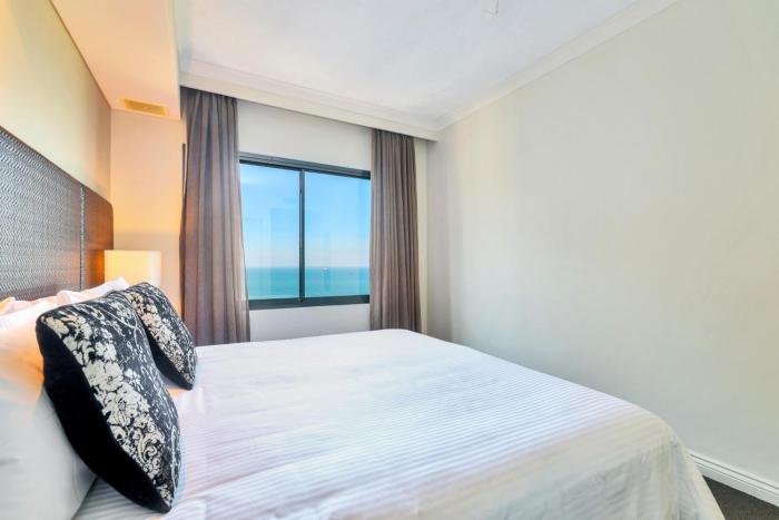 2 Bedroom Penthouse Retreat Water Views Pool Balcony