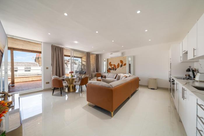 Spectacular 3 Bedroom Penthouse with Private Terrace in Prestigious Mayfair H13