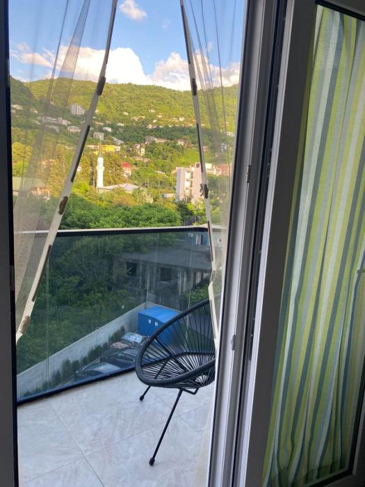 Сдается двухкомнатная квартира с балконом в Гонио с прекрасным видом на горы