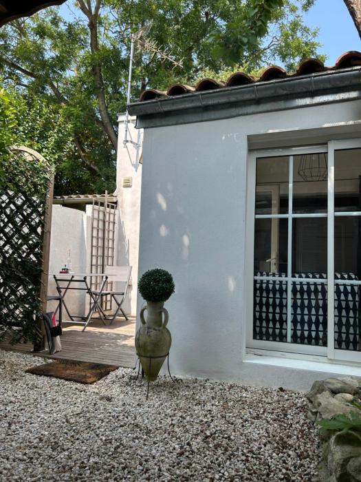 Cottage, private terrace in La Rochelle
