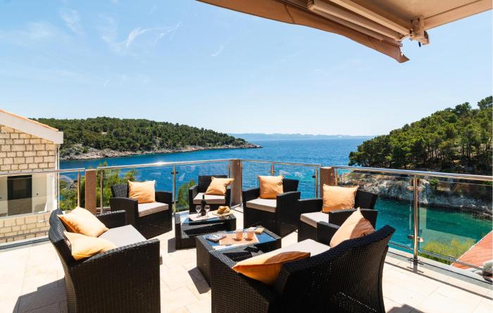 3 Bedroom Amazing Apartment In Milna