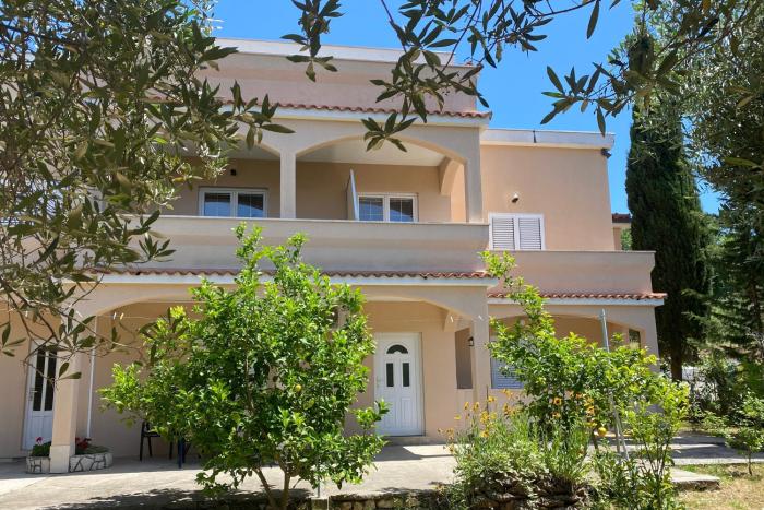 Apartments with parking space Lopar, Rab - 24597